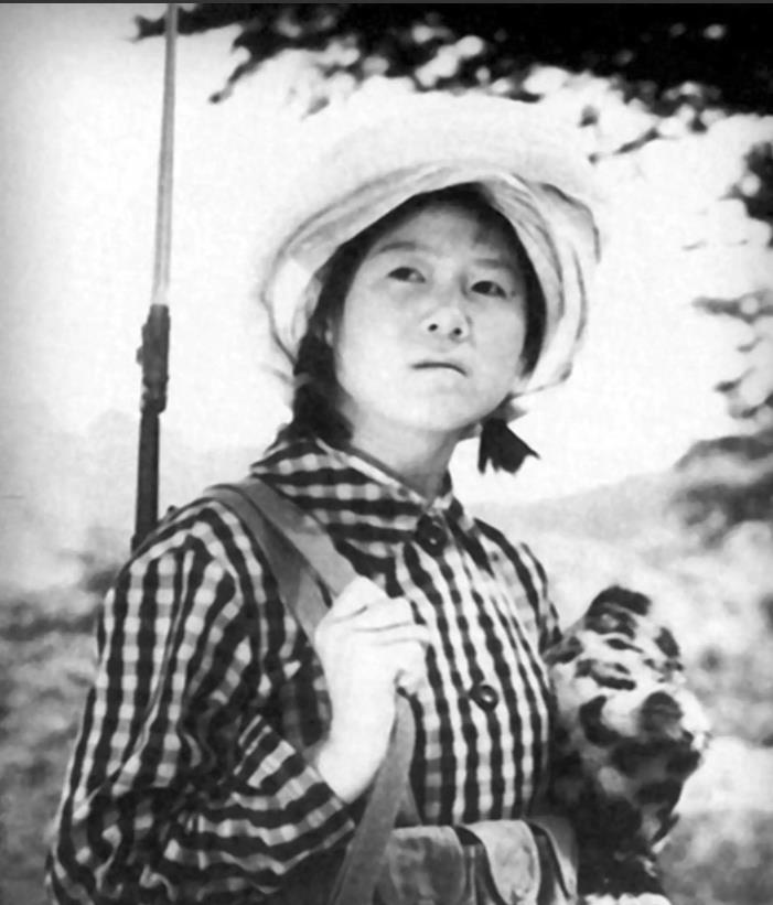 1975年，湖北神农架几名妇女正在田里挖洋芋时，一位女孩因为内急跑去树林中解决，