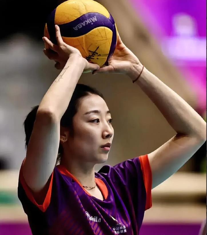 姚迪回来了，天津女排的“魂儿”也回来了！她在场上，每个人的心都很定，比赛的节奏一