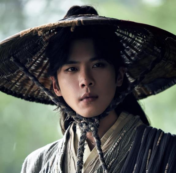 张若昀凭借《庆余年》等男频大制作站稳脚跟，他演技扎实、对角色理解深刻，成功吸粉无