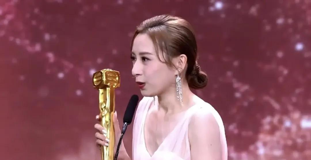 TVB颁奖张振朗龚嘉欣获最佳主角

                      