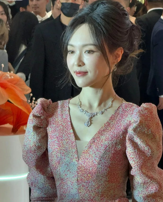 北京五棵松万达偶遇唐嫣，虽然没有网上吹的那么漂亮，但确实是又瘦又高皮肤白到发光，