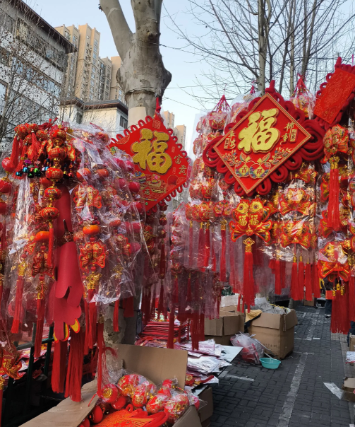 都说卖对联挣钱，今年老公也去批发了2万元的对联，在我们小区门口摆摊，准备卖十天时
