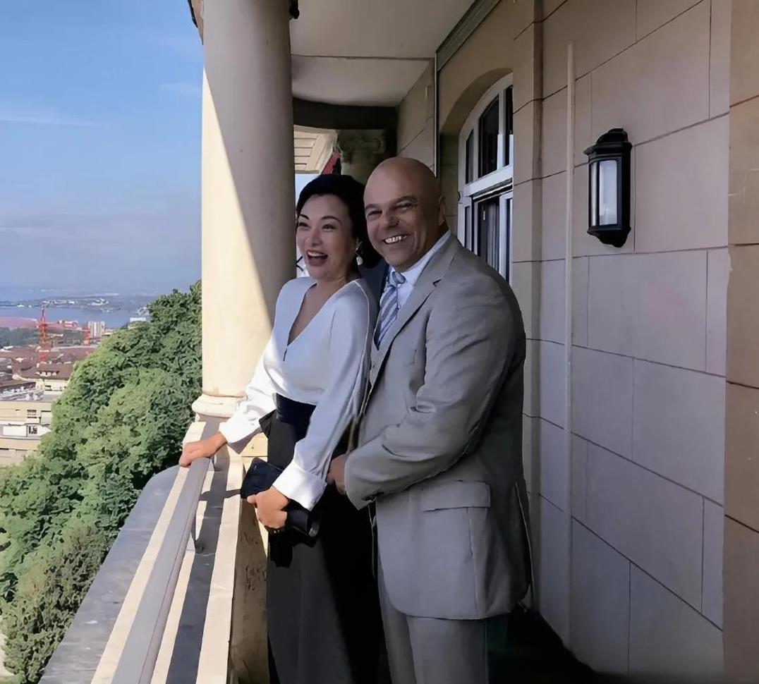 在纷繁复杂的婚姻世界里，史可无疑是一位幸运儿。她嫁给了外国人，却并未重蹈许多跨国
