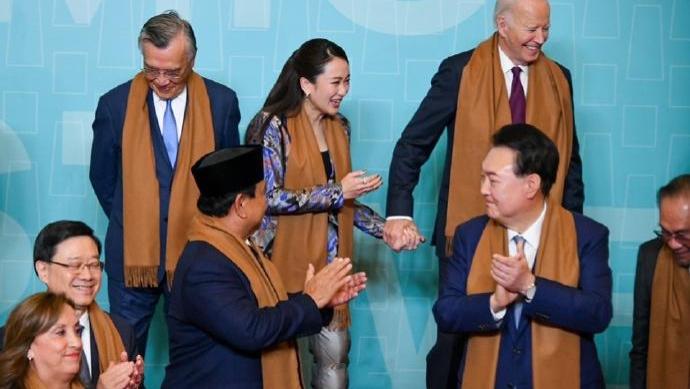 拜登二儿子罕出镜，携妻子和儿子在迪士尼游玩，一家三口还很温馨