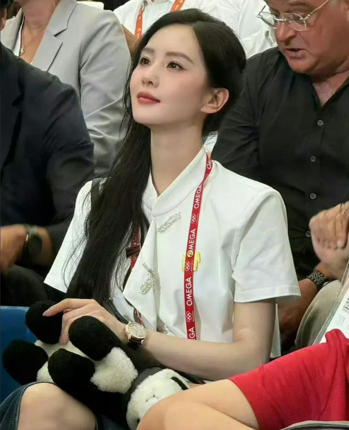 在巴黎奥运会的观众席上，一个漂亮的女观众引起了大家的注意。
这个女观众实在是太美