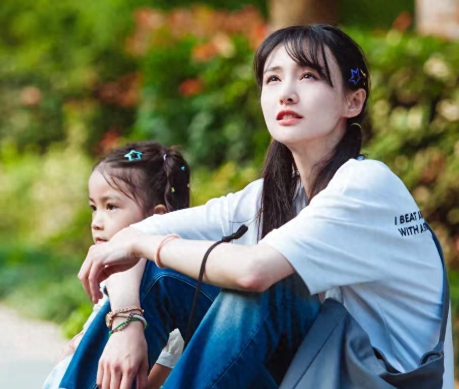 郑爽这波操作，真是让人摸不着头脑。女儿生日，发个视频、图啥？是想秀秀母爱？还是另有目的？