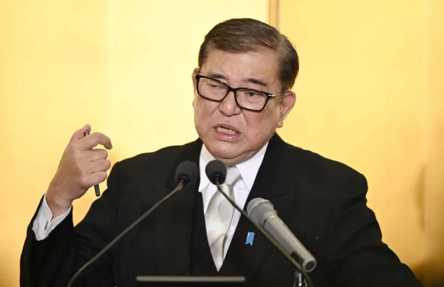 石破茂在结束访美行程后，回到日本表现得格外振奋，仿佛元气满满。这并不是偶然的情绪