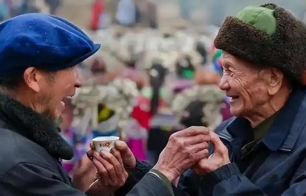 如今，人们常常感觉到亲戚间的关系变得疏远，不再如昔日那般亲密无间。过去，我们的生