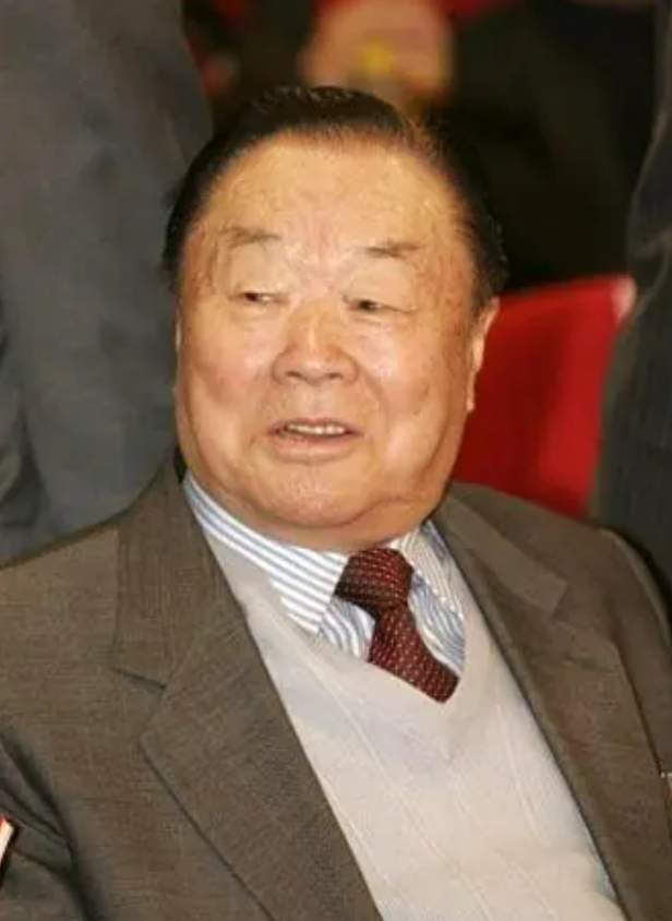 万国权: 陆军上将之子, 75岁官至全国政协副主席, 活到了98岁