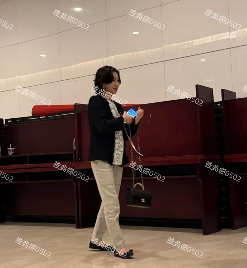 何超琼从身边走过，本人好年轻，五官柔和漂亮气质特别好，完全看不出她已经62岁了。