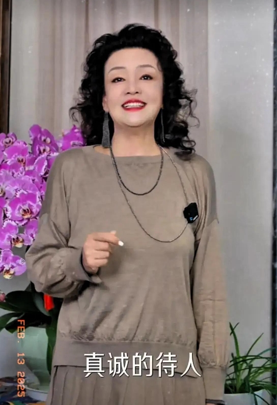 张兰最新动态又成热议焦点！

近日这位商界女强人晒出的视频里，满脸胶原蛋白完全看