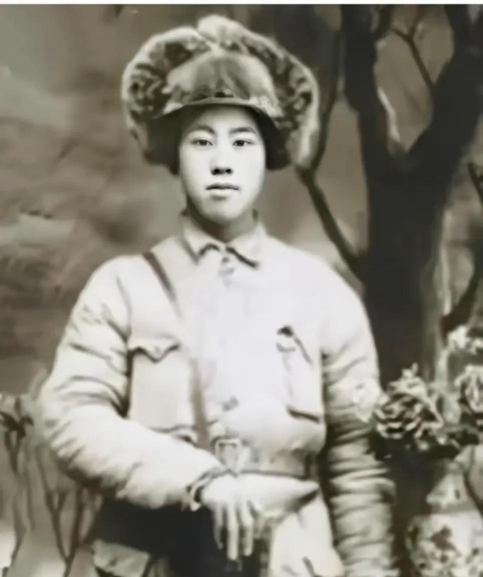 图片中的女士叫赵玉仙，是一名抗联战士，也是杨靖宇将军的地下交通员。
在当时通讯不