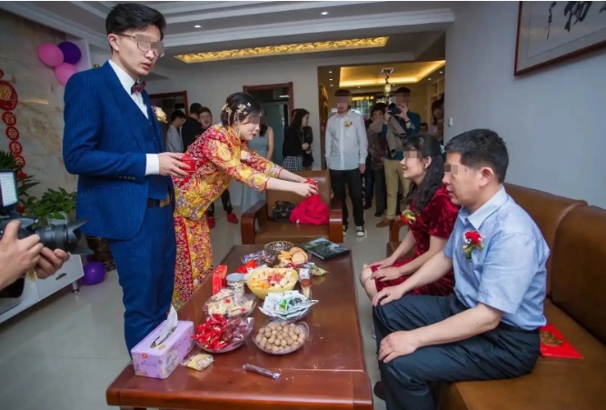 求助一下网友们:  儿子结婚三天要回门，正常流程是娘家要来人过来接，一般都是娘家