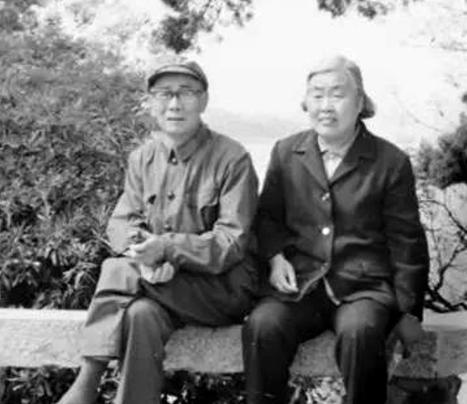 上世纪80年代的一天，昆明军区副政委史景班少将前往14军某团视察，路遇某营官兵清