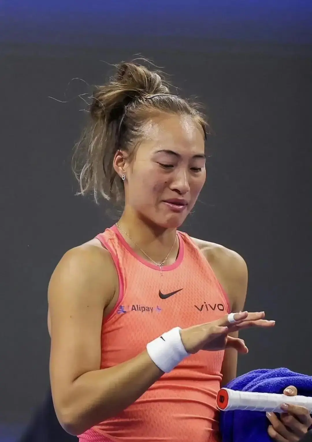 无缘决赛，郑钦文摔倒后大哭