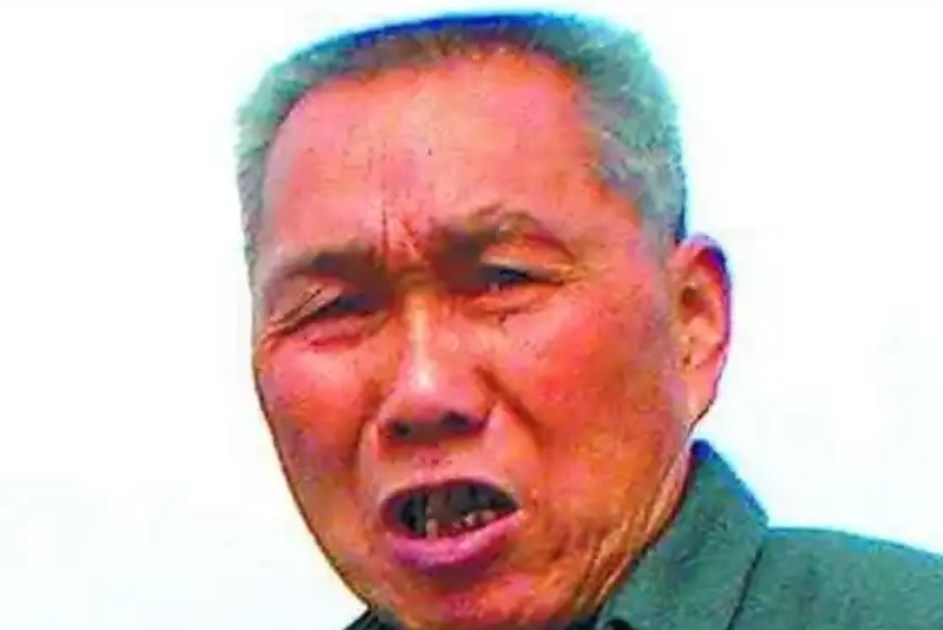 1993年，60岁退休老校长听说，有个同行，家里请了个16岁小保姆，老校长一听，