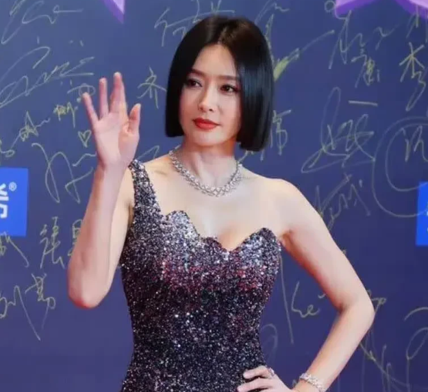 没有美颜和滤镜的加持下，四十多岁秦岚真实的样子。

脸上还是有岁月的痕迹，毕竟年