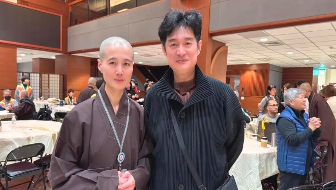 妹妹出家了？！ 我滴个乖乖！我那追逐时尚、爱美如命的小妹竟然剃度出家了！简直不敢