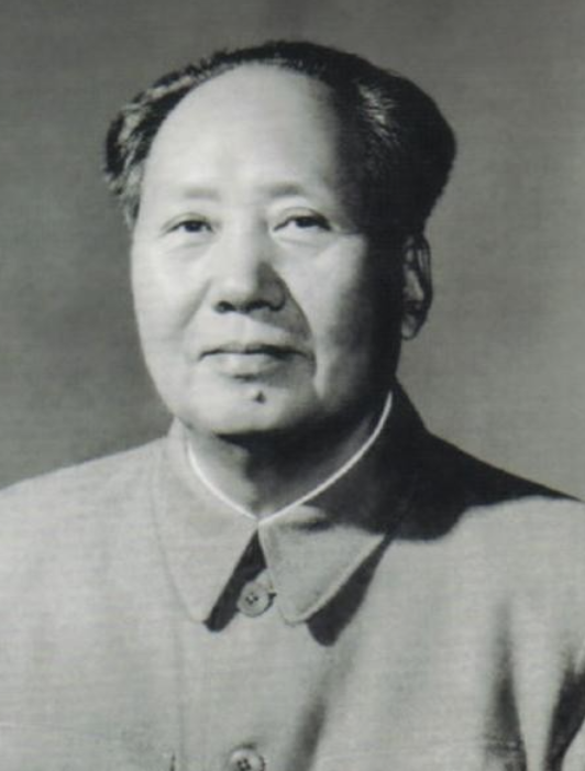 1958年，沈阳电器厂车间里，所有工人埋头苦干，对巡视的大领导不理不睬。突然，一