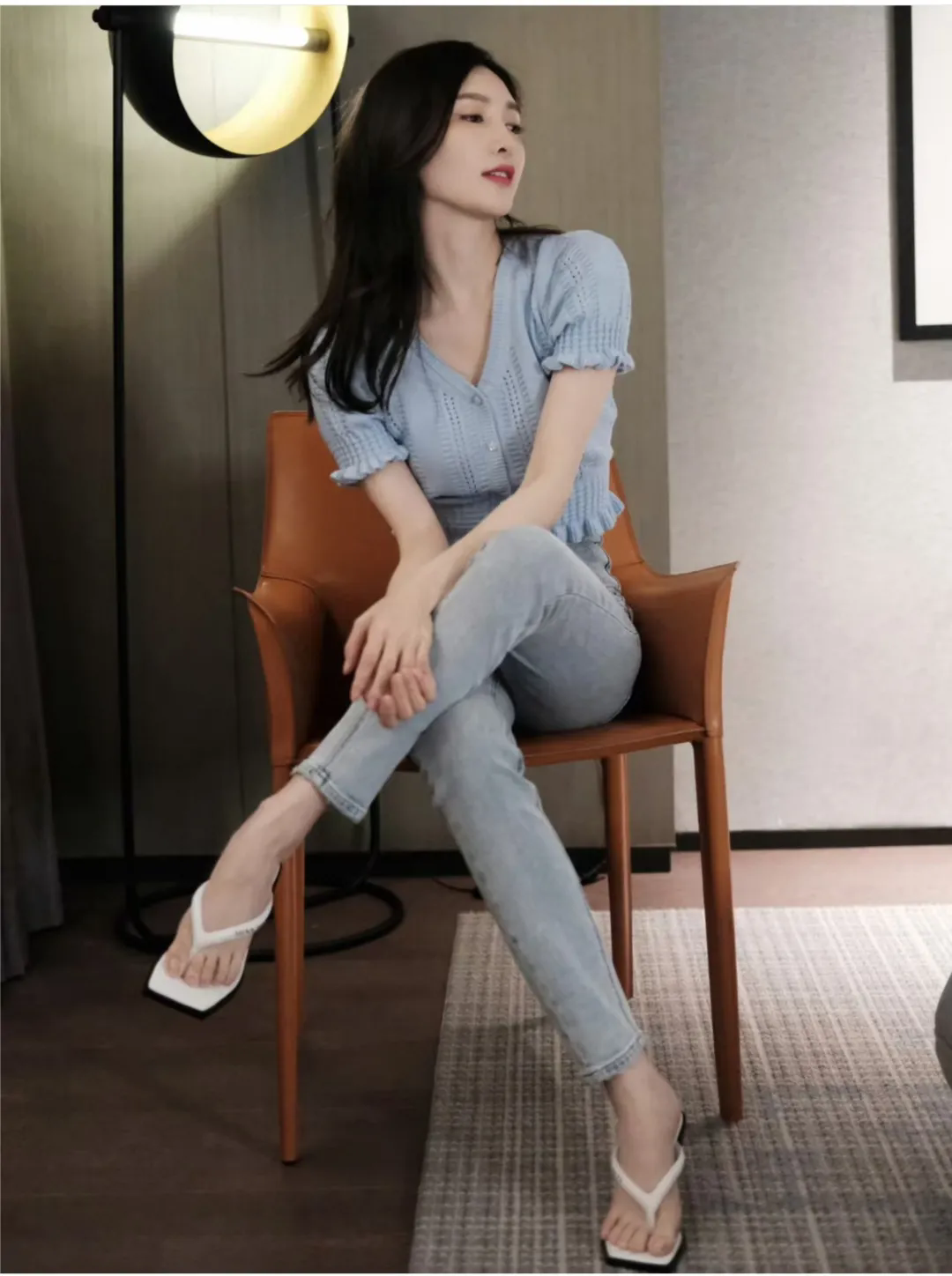江疏影，好看的脚丫子才适合穿人字拖。
