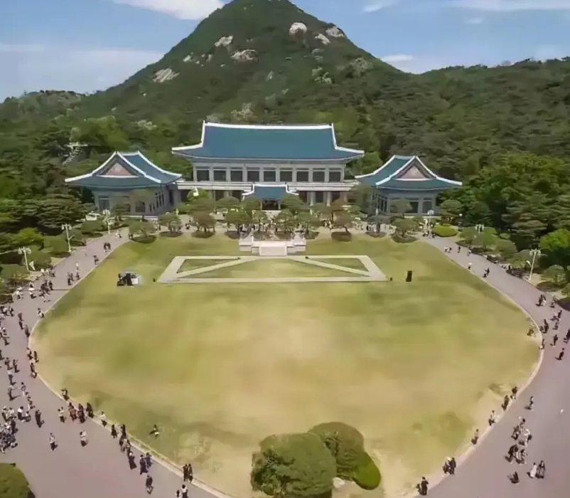 韩国原总统府“青瓦台”的布局，被很多人认为是风水上不合的地方，很多人认为设计的就