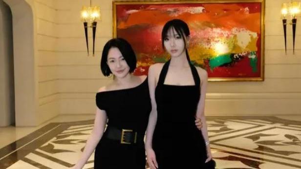 小S参加长女Elly毕业晚会：小S一脸骄傲，Elly黑色长裙名媛范十足