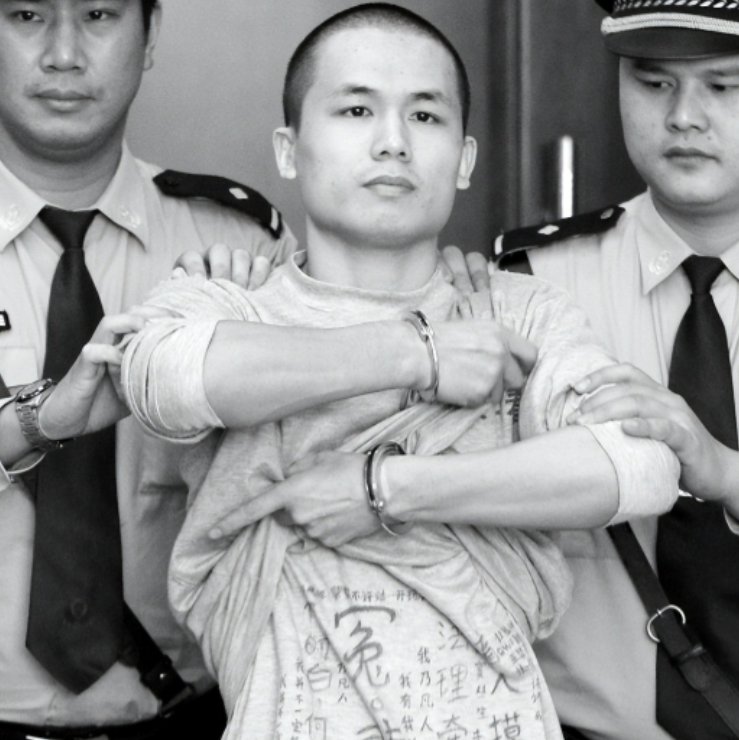 2013年，深圳市一民警李才坤被判死刑，拒不认罪，在面对记者镜头时，他突然掀起自