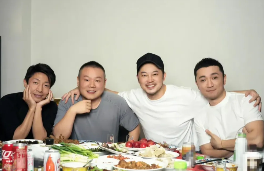 其实明星聚餐和我们普通人也没有什么区别，你们看尼格买提沙溢岳云鹏撒贝宁四人聚餐吃