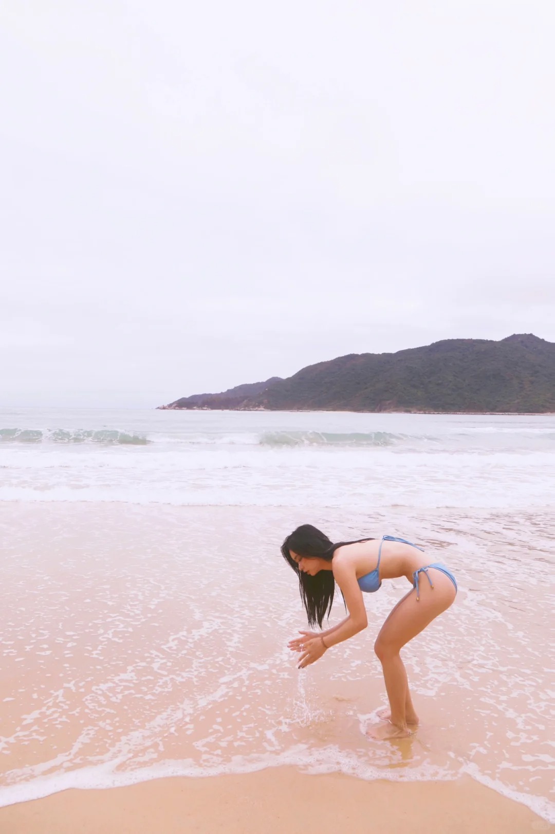 我的摄影师他说：不敢发正面
猜猜🤨我在找什么
来海边🏝️就穿比基尼👙叭
#