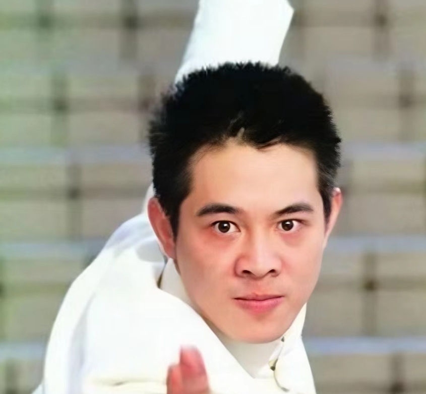 十多年前，李连杰豪掷2000w，终于在西藏大昭寺求了一颗九眼天珠。据说价值连城，