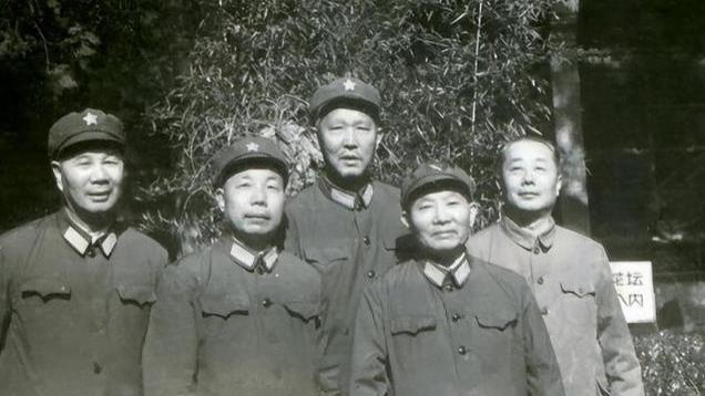他落选政治局委员，调离卫戍区降职成都，领导：先去一段时间再说