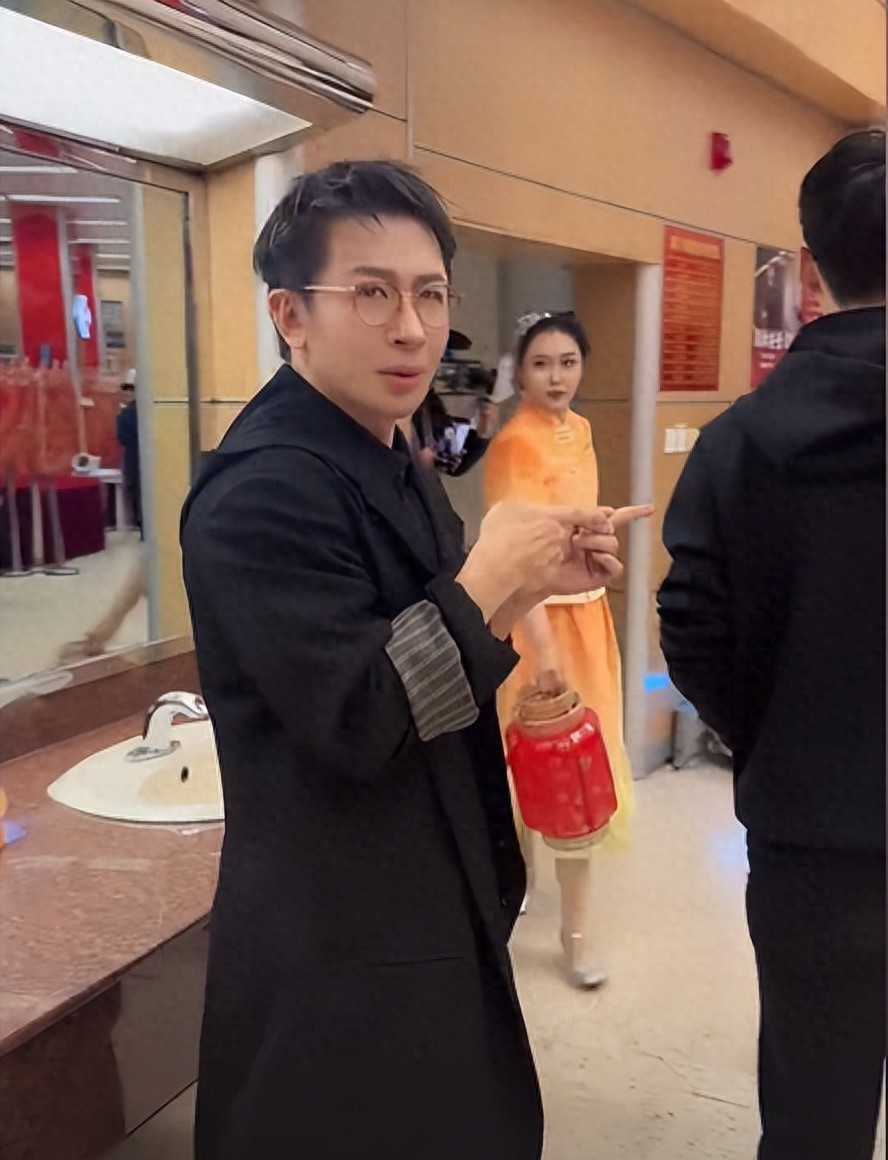 嘿，朋友们！话说刘谦在春晚后台被机器人“下跪”这事儿，你们听说了吗？笑死我了！这