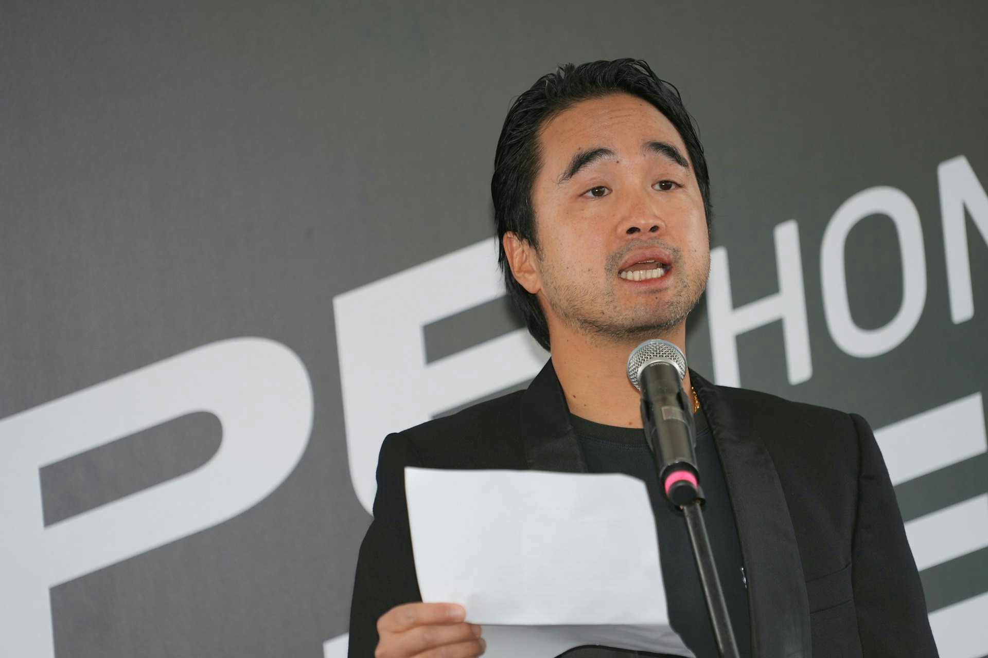 郑裕彤长孙出局后首露脸，剃胡子变斯文
