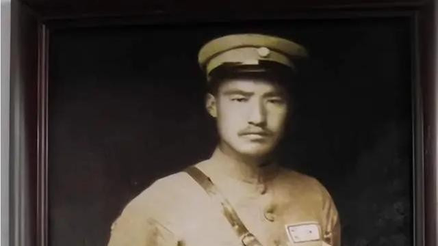 他活埋近5000名红军，却逃到国外安享晚年，如今竟然还有人歌颂他