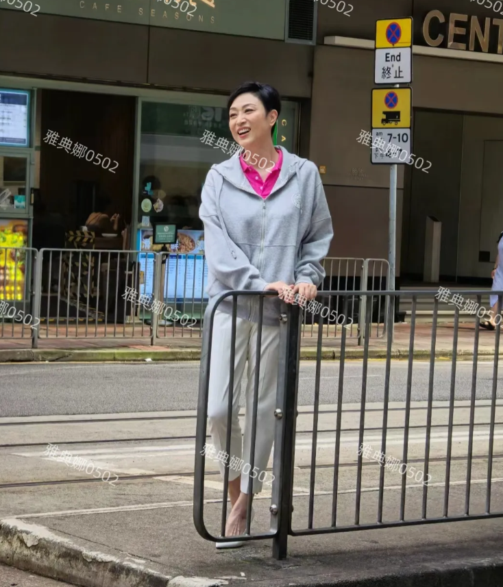 香港街头偶遇陈法蓉，她真不愧是港姐冠军出身，身材高挑五官清丽特别干练有气质，气色