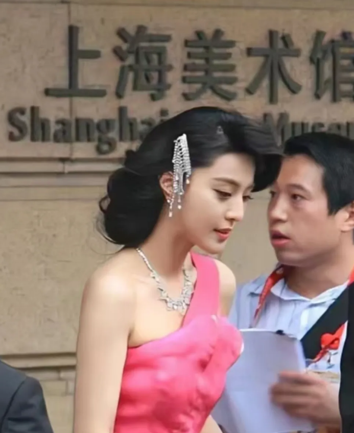 她长的已经惊为天人了，结果还和一个长相很普通的男人同框合影，这样衬托的她更精致绝