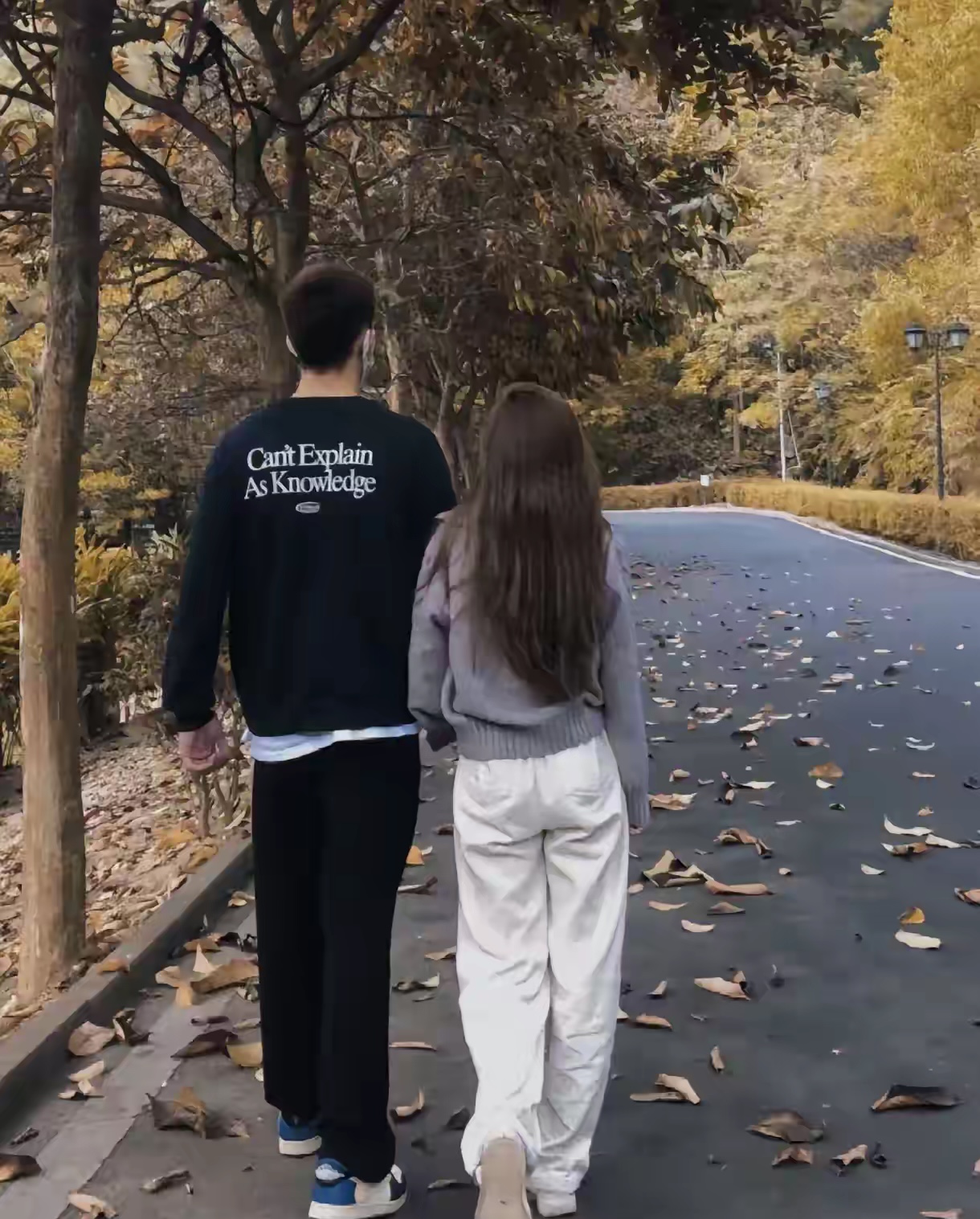 当一对恋人交往了三个月
女孩子还连手都不让男孩子碰一下
而且也不确定关系
我觉得