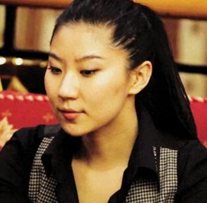 12年间也没亏待她，而且谢贤是巨星，他们不是夫妻只是男女朋友，分手还大方给200