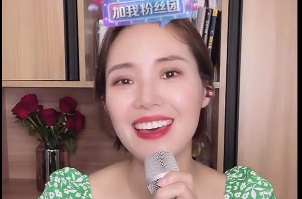 原来云朵在直播间也唱过《珊瑚颂》，看时间应该是两年前，而且还是清唱确实很棒。
