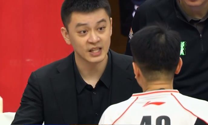 下课吧！三连冠教头任人唯亲！辽宁男篮100-103不敌青岛，主帅杨鸣任人唯亲遭质