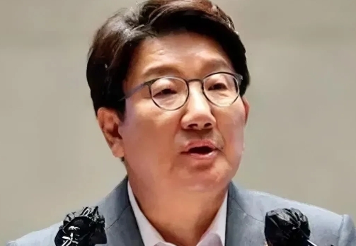 韩东勋辞职后，权性东手握执政党大权，一人身兼两职，既是党鞭又是代理党首。

都说