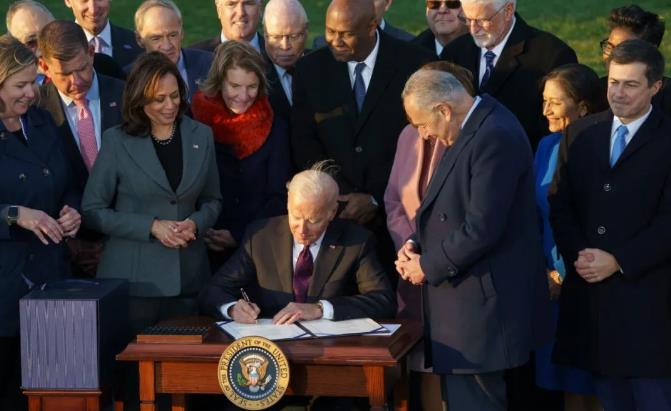 啥子情况，美国竟然出现了拜登即将“退出”的消息，据说时间可能在本周末，具体点就是