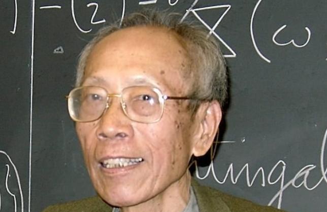 1940年，西南联合大学的课堂上，23岁的钟开莱正聚精会神地听着华罗庚的讲解。然