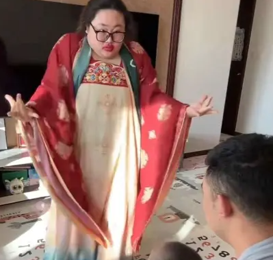 兄弟们，假如你有个这样的老婆，下班后还会为您跳舞解压，你会几点回家？