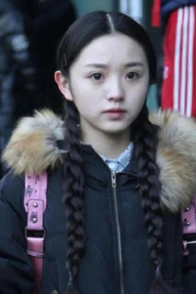#田曦薇艺考素颜麻花辫照#网友说，田曦薇是麻花辫之神，女大十八变，越变越漂亮。
