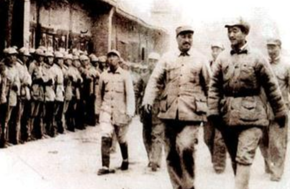 1943年，毛泽东主席亲临南泥湾进行视察，王震同志激动万分，特备烧鸡热情招待，主