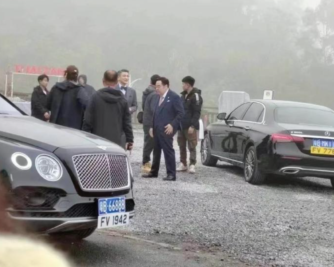 这两个车 哪个车牌狠一点！！！
 ⁡ ⁡ ⁡ ⁡ 