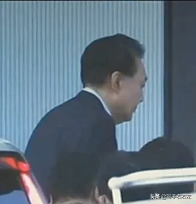 尹锡悦被捕，创造总统任上被捕历史。
为了最后一丝体面，尹锡悦没有再负隅顽抗，今天