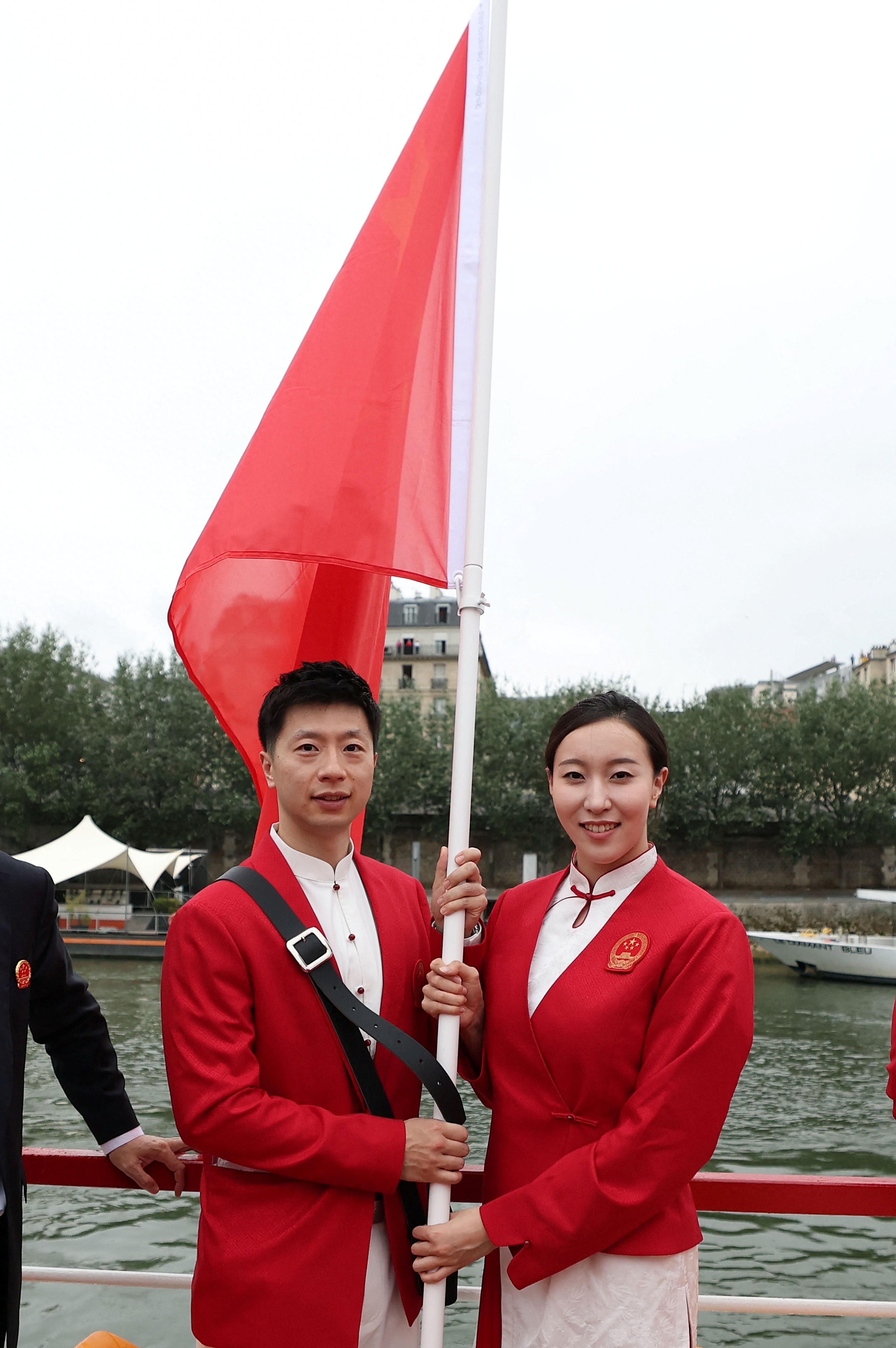 为什么陈梦和樊振东退赛了，而马龙却没有退赛呢？原因恐怕有三个：

1. 刘国梁可