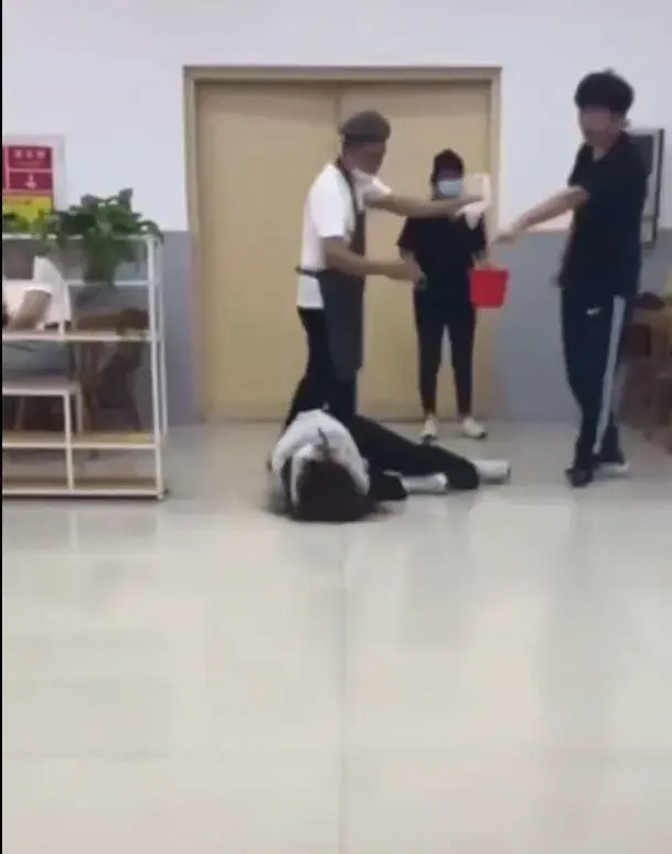 处理结果出来了。江苏师范大学餐厅发生了一起打架事件，女生因为占座位先动手打了男生